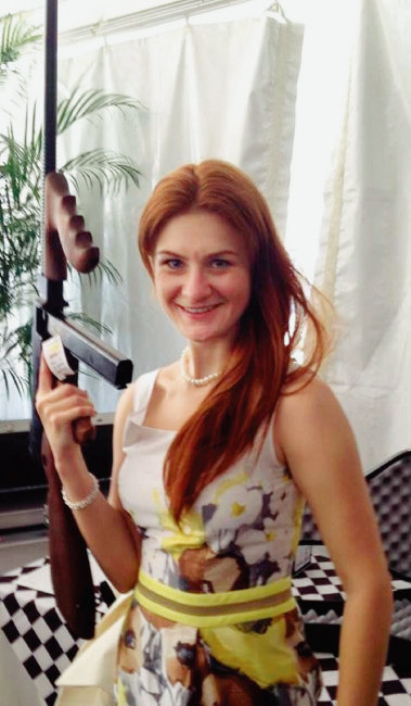 스파이 혐의로 체포된 러시아 여성 마리야 부티나가 기관단총을 들고 포즈를 취하고 있는 모습. [부티나 페이스북]