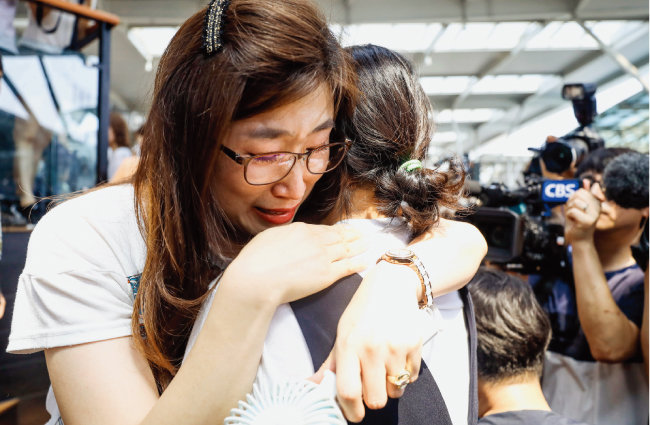  KTX 해고 승무원들이 7월 21일 서울역 앞 천막농성장에서 서로를 안아주고 있다. [동아DB]