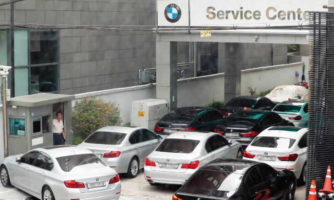 BMW코리아가 리콜(결함 시정)을 시작한 8월 20일 서울 서초구 BMW한독모터스 방배서비스센터가 리콜 차량으로 붐비고 있다. [동아DB]