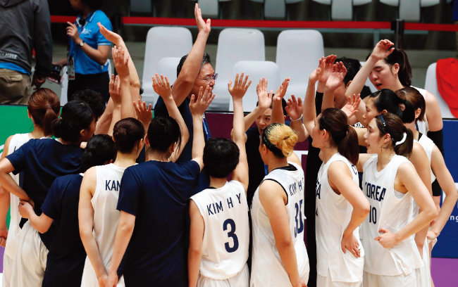 여자 농구 결승 중국과 경기에서 패한 남북단일팀이 구호를 외치며 아쉬움을 달래고 있다. [뉴시스]