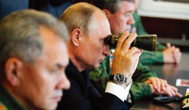 블라디미르 푸틴 러시아 대통령이 망원경으로 ‘자파드 2017’ 훈련 모습을 지켜보고 있다. [크렘린궁]