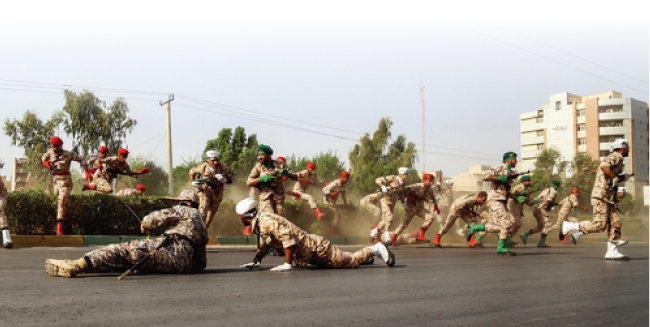 9월 22일 이란 아흐바즈에서 군사 퍼레이드 도중 발생한 총격 사건에 놀란 이란 군인들이 피신하고 있다. [AP=뉴시스]