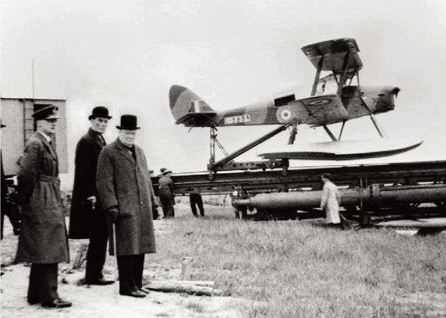 1941년 최초의 성공적 무인기 ‘여왕벌’의 비행을 참관한 윈스턴 처칠. [사진 제공 · 영국전쟁박물관]