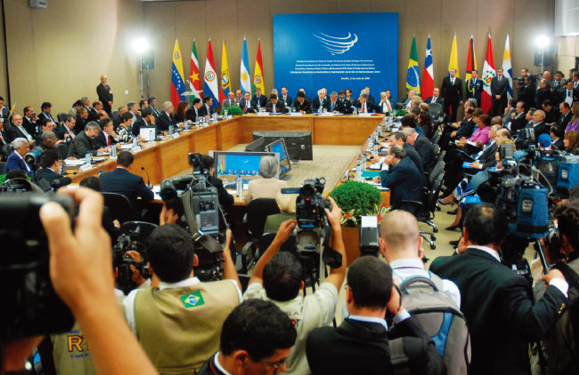 남미국가연합(우나수르) 회원국 정상들이 회의하고 있는 모습. [위키피디아]