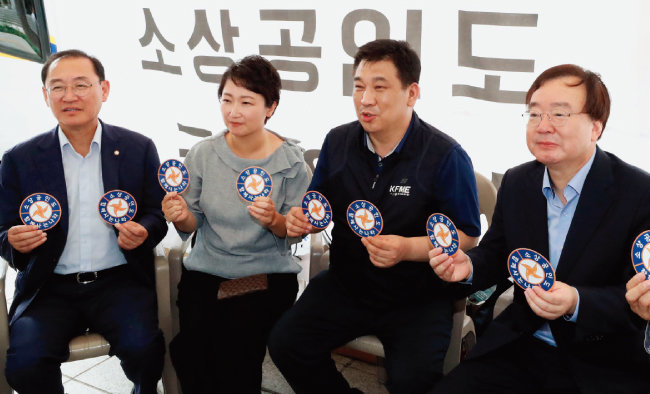 8월 10일 자유한국당 의원들과 바른미래당 이언주 의원(왼쪽 두 번째) 등이 서울 광화문 광장에서 최저임금 제도개선을 촉구하는 소상공인 농성장을 방문해 이야기를 나누고 있다. [동아DB]