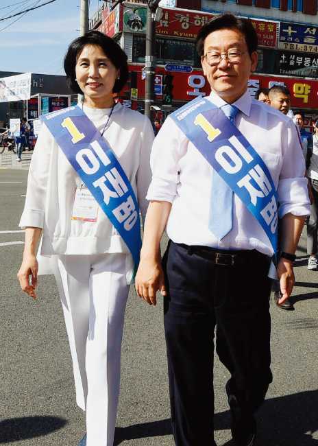 전국동시지방선거 경기도지사 선거에 나선 이재명 후보와 아내 김혜경 씨가 6월 2일 선거운동을 하고 있다. [뉴시스]