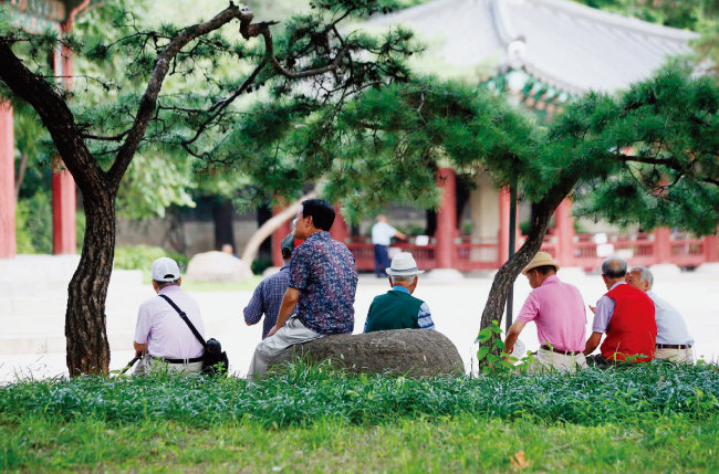 서울 탑골공원에서 시간을 보내고 있는 노인들. [변영욱 동아일보 기자]