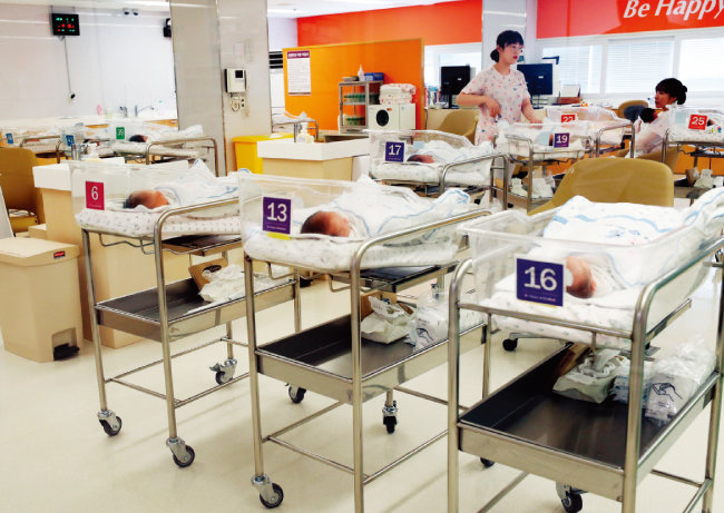 서울 강서구 미즈메디병원 신생아실에서 간호사들이 신생아들을 살피고 있다. [박경모 동아일보 기자]