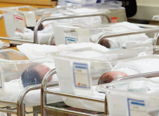 지난해 우리나라 합계출산율은 1.05명으로 역대 최저치를 기록했다. 사진은 서울의 한 병원 신생아실. [뉴시스]
