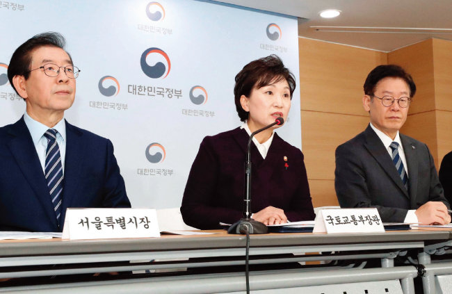 김현미 국토교통부 장관(왼쪽에서 두 번째)이 2018년 12월 19일 정부서울청사에서 ‘2차 수도권 주택공급 계획 및 수도권 광역교통망 개선 방안’을 발표하고 있다. [뉴시스]