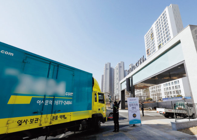 지난해 12월 31일 서울 송파구 ‘헬리오시티’에 이삿짐업체 차량이 드나들고 있다. 미니신도시급 단지인 ‘헬리오시티’는 4월 1일까지 입주가 이뤄질 예정이다. [뉴시스]