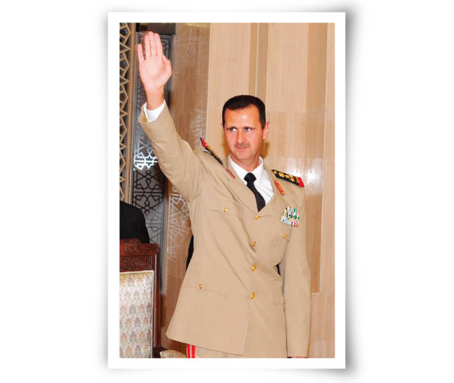 바샤르 알아사드 시리아 대통령이 군복을 입은 채 손들어 보이고 있다. [시리안프리프레스]