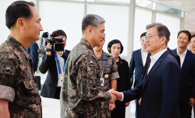 2017년 8월 28일 국방부 및 국가보훈처 핵심정책토론회에서 문재인 대통령을 만난 김용우 육군참모총장(가운데). 그리고 얼마 뒤 그는 인사수석실 행정관을 만났다. [동아DB]