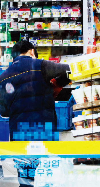 서울 시내 한 편의점에서 물품을 정리하고 있는 직원. 최근 최저임금이 급격하게 오르면서 수습 기간을 요구받는 아르바이트생이 늘어나는 추세다. [뉴스1] 