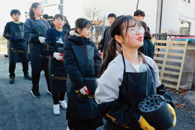 2018년 12월 서울 중랑구 신내초등 학생들이 연탄 배달 봉사를 하는 모습.