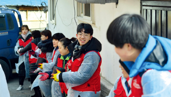 경기 광명시 소하동 일대에서 연탄 배달 봉사를 펼치는 중고교생들. 이날 10가구에 연탄 1000장을 배달했다.