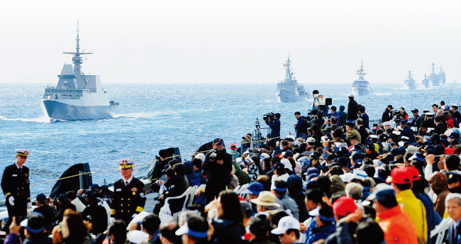 지난가을 제주에서 열린 국제관함식. 한국은 일본 함정 측에 욱일기(일본 해군기)를 떼고 오라 해 일본 함정의 참가를 제한했다. [사진 제공 해군본부]