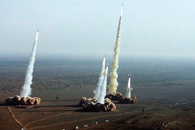이란이 각종 탄도미사일을 동시에 시험발사하고 있다. [이란 파르스 통신]