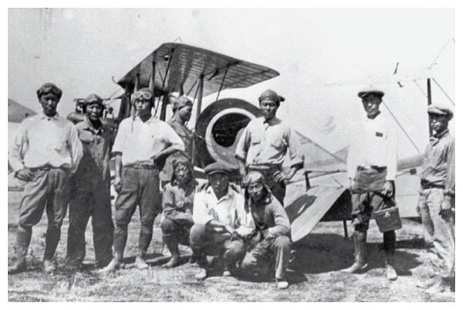 윌로스 비행학교에서 훈련을 받는 학생들이 1920년 태극기가 선명한 비행기 앞에서 사진을 찍었다. 비행학교는 1921년 재정적 문제로 문을 닫았다. [대한인국민회기념재단 홈페이지]