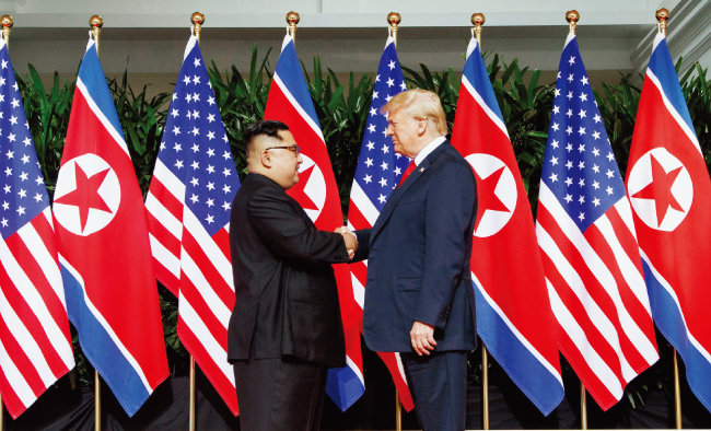 지난해 6월 싱가포르에서 만난 도널드 트럼프 미국 대통령과 김정은 북한 국무위원장. 2차 북·미 정상회담에서는 북한 비핵화를 전제로 북·미 종전선언이 합의될 수 있다. [뉴시스]