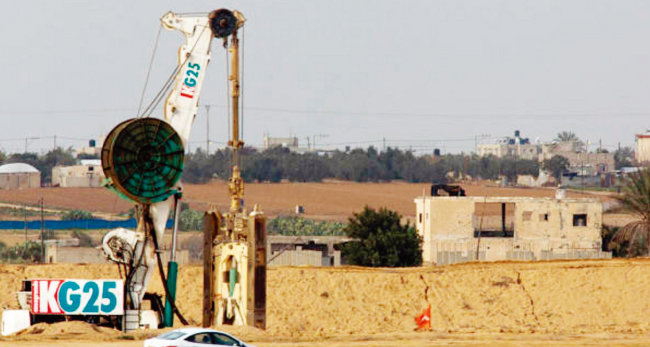 이스라엘이 중장비를 동원해 가자지구 접경에 새로운 장벽 건설을 시작하고 있다. [haaretz]