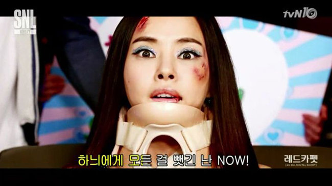 tvN 'SNL 코리아' 시즌 7에서 이하늬가 전신 깁스한 채 노래를 부르고 있다.