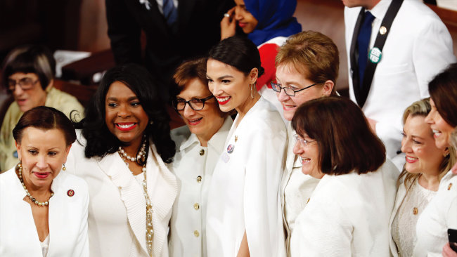 2월 5일(현지 시각) 미국 워싱턴 국회의사당에서 열린 도널드 트럼프 대통령의 의회 연두교서 발표 때 모두 흰옷을 입고 참석한 민주당 상하원 여성의원들이 알렉산드리아 오카시오-코르테스(AOC·가운데 키 큰 여성) 의원을 중심으로 모여 있다. [AP=뉴시스]