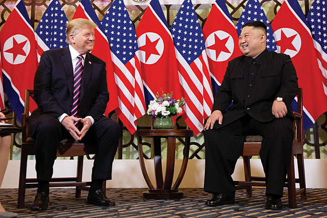 도널드 트럼프 미국 대통령(왼쪽)과 김정은 북한 국무위원장이 2월 27일 베트남 소피텔 레전드 메트로폴 하노이 호텔에서 만나 마주 보며 웃고 있다.[뉴시스]