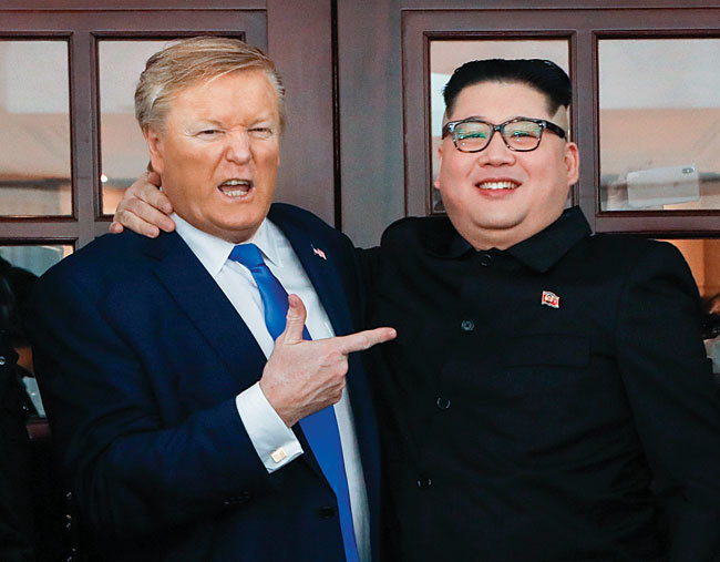 북·미 정상회담 당시 화제가 됐던 트럼프 분장을 한 남성(왼쪽)과 김정은 분장을 한 남성. [뉴시스]