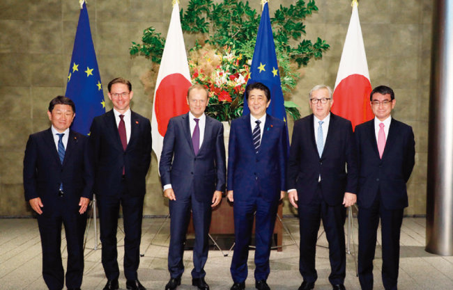 아베 신조 일본 총리(오른쪽에서 세 번째)와 유럽연합(EU) 대표들이 일본  -  EU 경제동반자협정(JEEPA)에 서명한 후 기념촬영을 하고 있다. [일본 정부]