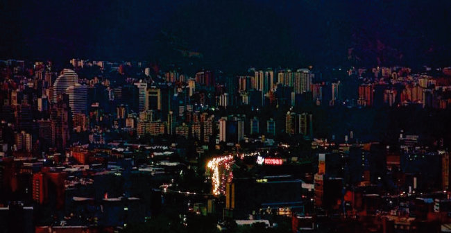 베네수엘라 수도 카라카스가 대정전으로 암흑천지가 된 모습.