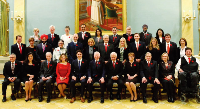 쥐스탱 트뤼도 캐나다 총리(앞줄 왼쪽에서 다섯 번째)와 남녀 동수의 초대 내각 각료들. [캐나다 총리실]