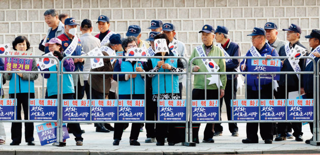 지난해 4·27 판문점 정상회담을 위해 서울을 떠나는 문재인 대통령 일행을 환송했던 향군 회원들. [뉴시스]