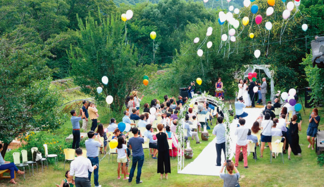 강원 홍천 ‘예술주조’에서 열린 결혼식. [사진 제공 · 예술주조]
