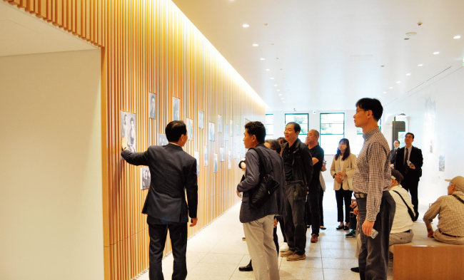 동아 CDM 아카데미 참가자들이 일본 오사카의 파나소닉 본사를 방문해 전시관을 둘러보고 있다. [사진 제공 · 동아 CDM 아카데미]