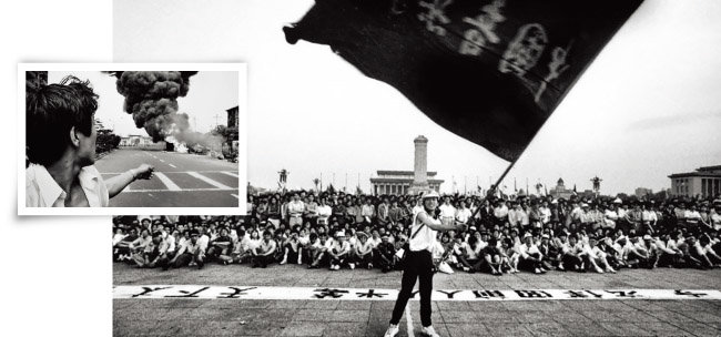 1989년 6월 4일 인민해방군에 맞서 싸우면서 불길이 치솟고 있는 곳을 가리키는 베이징 시민(위)과 톈안먼 광장 시위대 앞에서 깃발을 흔드는 여대생. [Robert Croma]