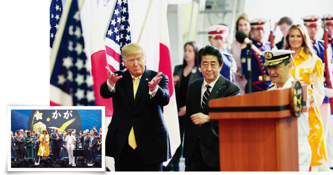 5월 28일 도널드 트럼프 미국 대통령(왼쪽)이 일본 요코스카 해상자위대 기지에 정박해 있는 호위함 ‘가가(かが)’에 승선한 모습. [AP=뉴시스]
