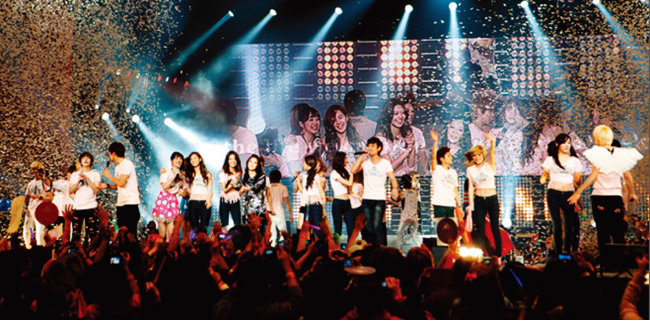 2011년 6월 SM엔터테인먼트 소속 아이돌들의 프랑스 파리 공연. [사진 제공 · SM엔터테인먼트]