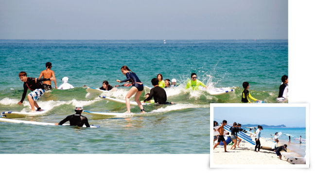 서핑 전용 해변인 강원 양양군 서피비치에서  피서객들이 서핑을 즐기고 있다. 서피비치는 국내 최초 서핑 전용 해변으로 최근 해양수산부가 추천한 
10대 바다여행지로 선정됐다. [뉴스1]
