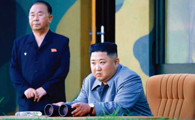 7월 25일 북한판 이스칸데르 발사를 지켜보는 김정은 북한 국무위원장. 북한은 이 미사일 발사에 성공하자 “남조선 당국자는 오늘의 평양발 경고를 무시하는 실수를 범하지 말아야 할 것”이라고 경고했다. [노동신문]