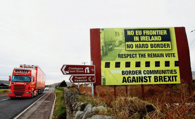 북아일랜드와 아일랜드 국경에 세워진 브렉시트 반대 표지판. [sky news]