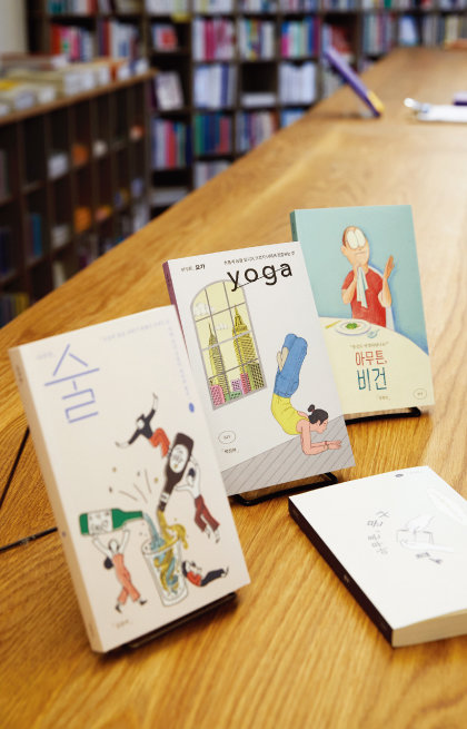 서울 마포구 서교동의 독립서점 ‘땡스북스’에 비치된 ‘아무튼 시리즈’. [홍중식 기자]