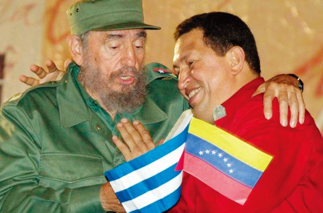 피델 카스트로 전 쿠바 국가평의회 의장(왼쪽)과 우고 차베스 전 베네수엘라 대통령이 포옹하고 있다. [ACN]