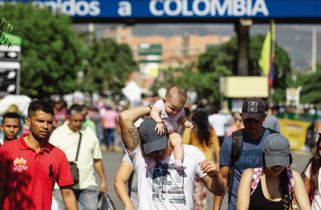 베네수엘라 국민들이 경제난으로 국경을 넘어 콜롬비아로 탈출하고 있다. [UNHCR]