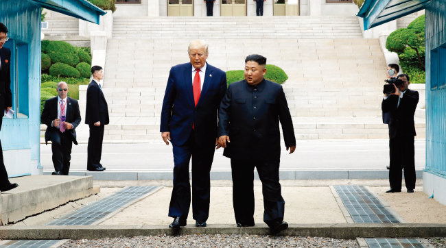 6월 30일 판문점에서 열린 도널드 트럼프 미국 대통령과 김정은 북한 국무위원장의 회동. 트럼프 대통령은 이 회동 직전부터 시작된 북한의 중단거리미사일 발사를 계속 용인하고 있다. [박영대 동아일보 기자]
