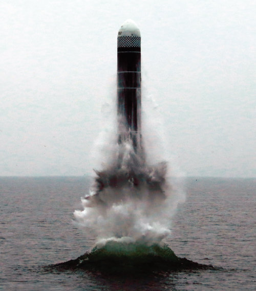 최근 북한이 발사에 성공한 잠수함발사탄도미사일(SLBM) 북극성-3형. 북한이 이 미사일을 3단으로 만든 것은 그만큼 기술력이 달린다는 뜻이다. [조선중앙통신]