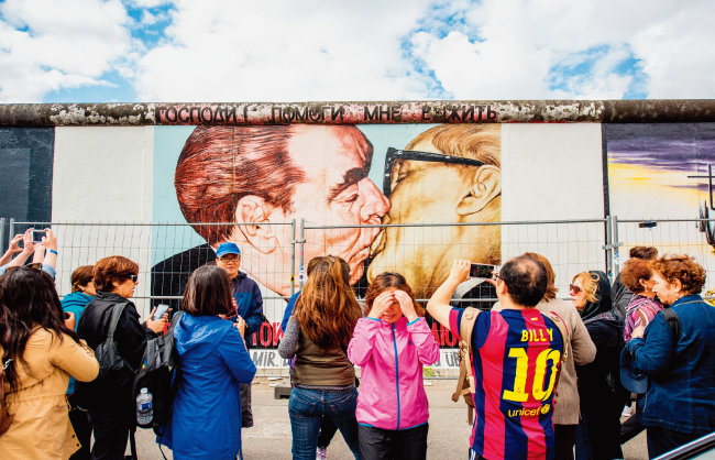 독일 베를린 ‘이스트사이드 갤러리’의 벽화 ‘형제의 키스’. [gettyimages]