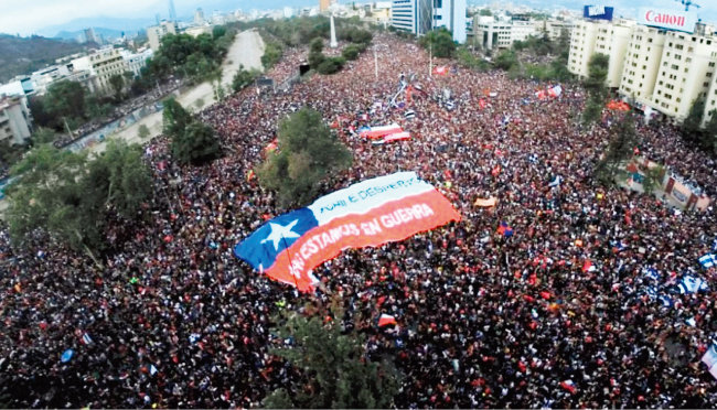 칠레 국민 120만여 명이 수도 산티아고에서 반정부 시위를 벌이고 있다. [ACN]