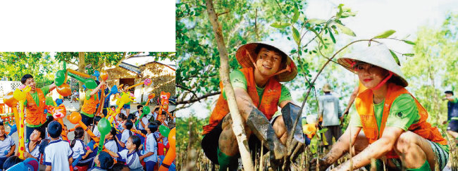 베트남 짜빈성에서 맹그로브숲 복원 자원봉사활동을 하고 있는 SK이노베이션 임직원들. [사진 제공 · SK이노베이션]