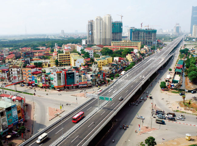 베트남 수도 하노이 도심 곳곳에 고층 아파트와 빌딩이 속속 들어서고 있다. [신화=뉴시스]